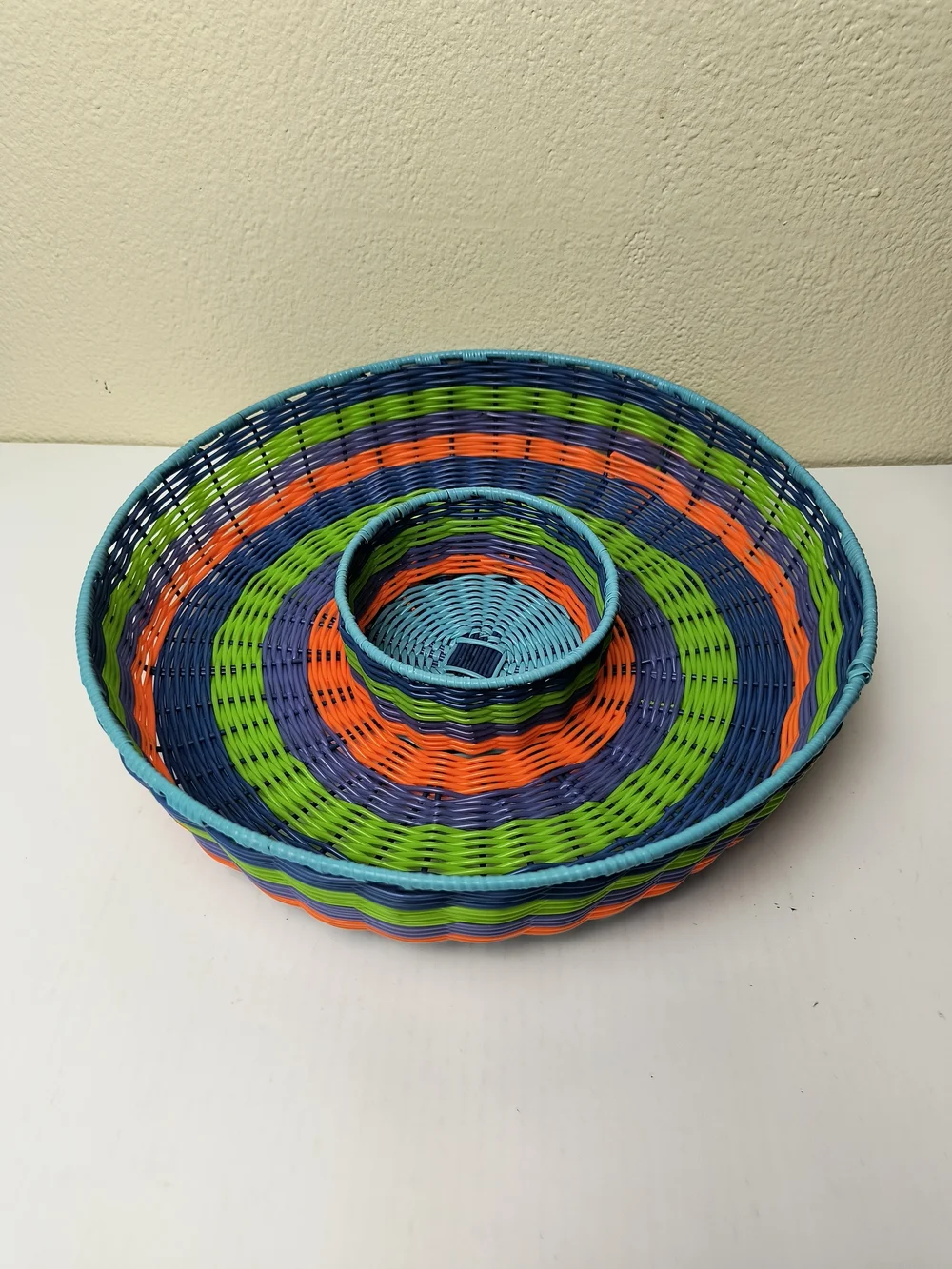 Vintage Boston Warehouse Woven Plastic Multi Appetizer Serving Tray Ship & Dip